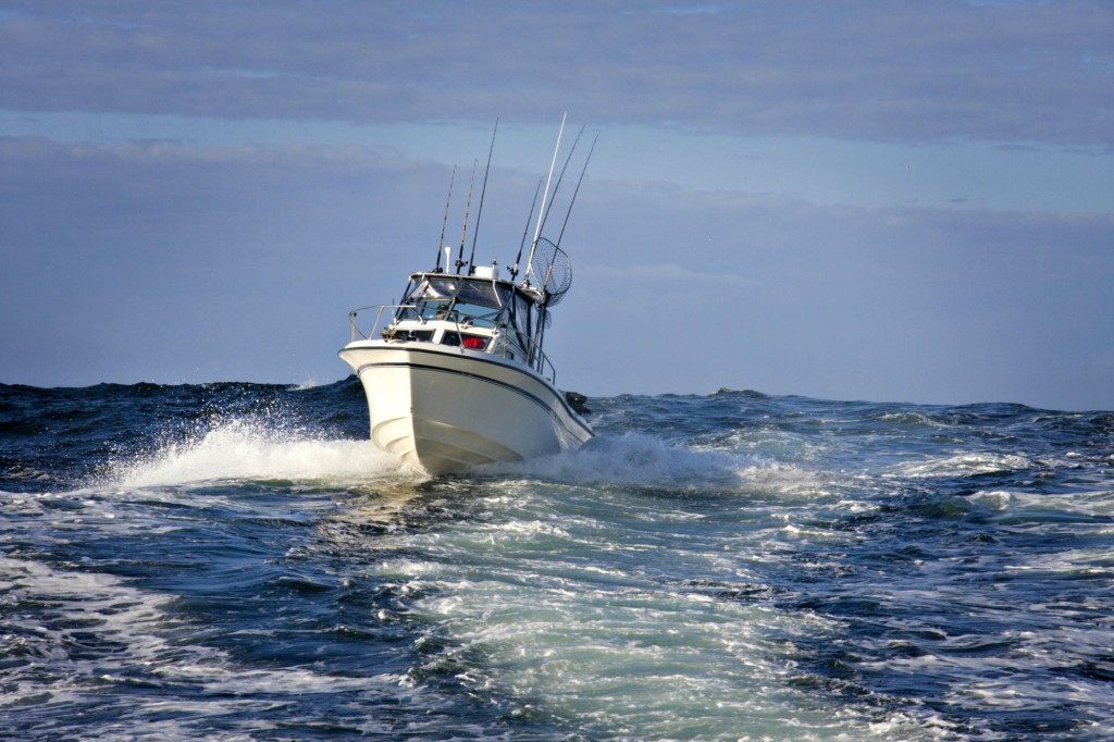 Fishing boat traveling through the Gulf for Gulf Coast fishing blog