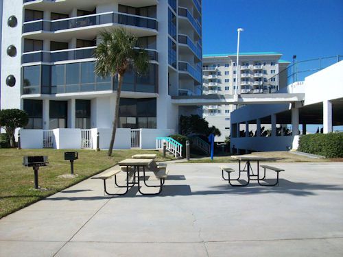 Barbecue grilling area with picnic tables at Surfside Resort