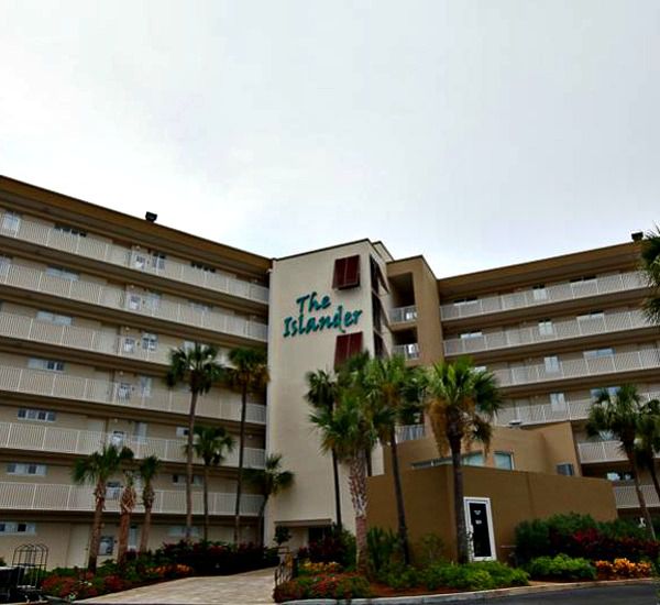 Exterior view from the street at The Islander Destin 