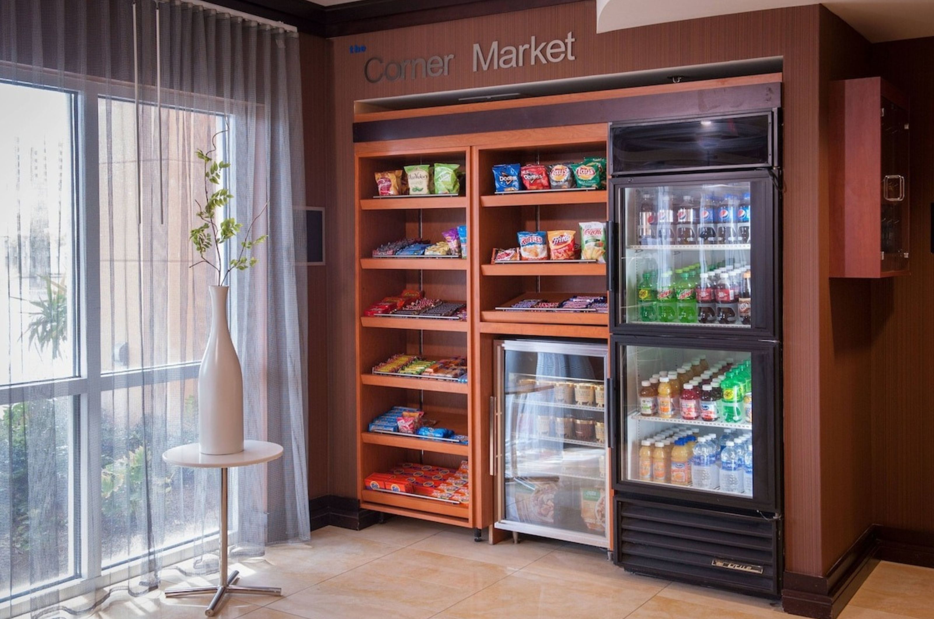 The small market with snacks and a refrigerator at Fairfield Inn and Suites 