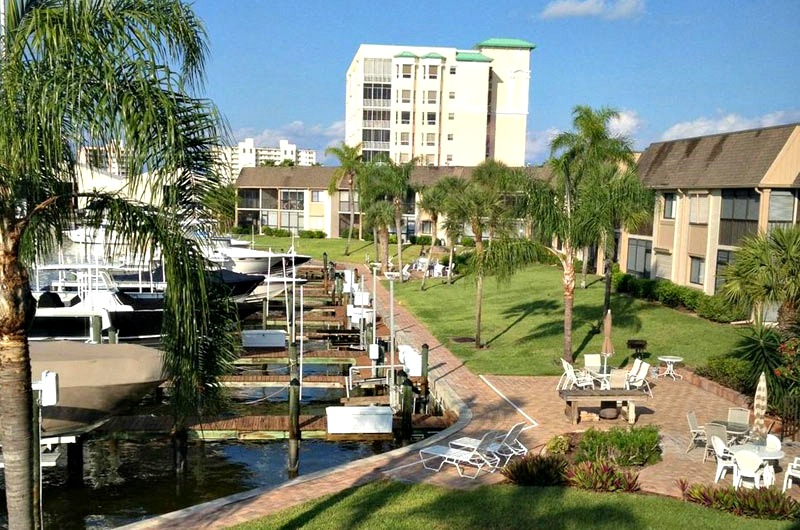 Estero Yacht and Racquet Club - https://www.beachguide.com/fort-myers-beach-vacation-rentals-estero-yacht-and-racquet-club-8508755.jpg?width=185&height=185