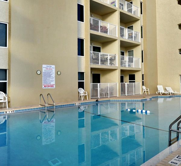 Huge pool at Island Echos Condominiums in Fort Walton Florida