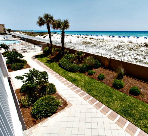 Well-maintained landscaping surrounds the paths patios and other outdoor areas at Island Princess Fort Walton.