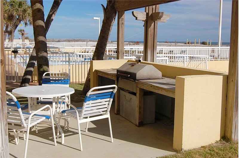 Picnic table and barbecue grill at Driftwood Towers Gulf Shores