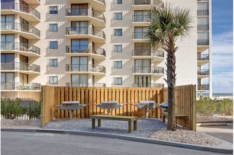 Having a cookout is a breeze in the outdoor grilling area at the Lighthouse Gulf Shores.