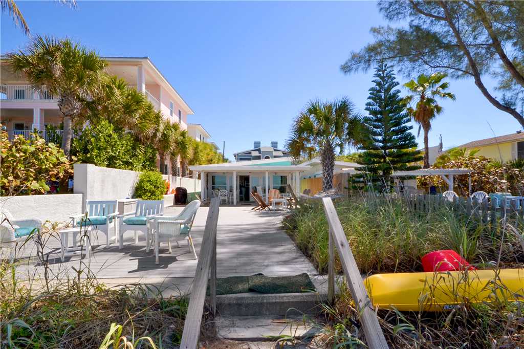 Beachfront Dream 4 Bedroom Gulf Front Gas Grill WiFi Sleeps 8 House / Cottage rental in St. Pete Beach House Rentals in St. Pete Beach Florida - #32