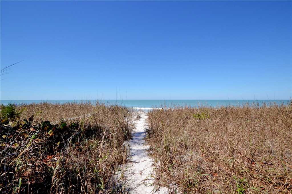 Beachfront Dream 4 Bedroom Gulf Front Gas Grill WiFi Sleeps 8 House / Cottage rental in St. Pete Beach House Rentals in St. Pete Beach Florida - #35
